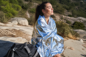 Comment utiliser une couverture de survie contre la chaleur ?